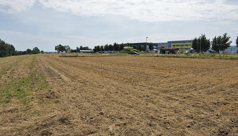Das neue Gebiet "Halde" soll östlich des Gewerbe- und Industrieparks entstehen, im Anschluss an die Firmen Meyer Menü und MLOG.
Foto: Dennis Mugler Das neue Gebiet "Halde" soll östlich des Gewerbe- und Industrieparks entstehen, im Anschluss an die Firmen Meyer Menü und MLOG.
Foto: Dennis Mugler
