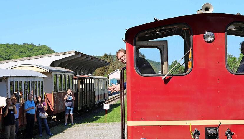 Samstag, kurz vor 11 Uhr: Nur noch wenige Sekunden, dann nimmt die Diesellok am Bahnhof Dörzbach Fahrt auf. Mit zehn km/h geht es 500 Meter hin und zurück. Samstag, kurz vor 11 Uhr: Nur noch wenige Sekunden, dann nimmt die Diesellok am Bahnhof Dörzbach Fahrt auf. Mit zehn km/h geht es 500 Meter hin und zurück.