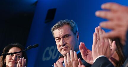 Applaus in München für Bayerns Ministerpräsident Markus Söder. Die CSU bleibt laut den ersten Prognosen zur Landtagswahl in Bayern stärkste Kraft.