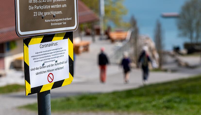 Das Nutzen von Liegewiesen wie am Breitenauer See ist derzeit verboten. Dagegen verstießen am Samstag einige Bürger. Die Polizei griff mit Durchsagen ein. 
Foto: Berger
