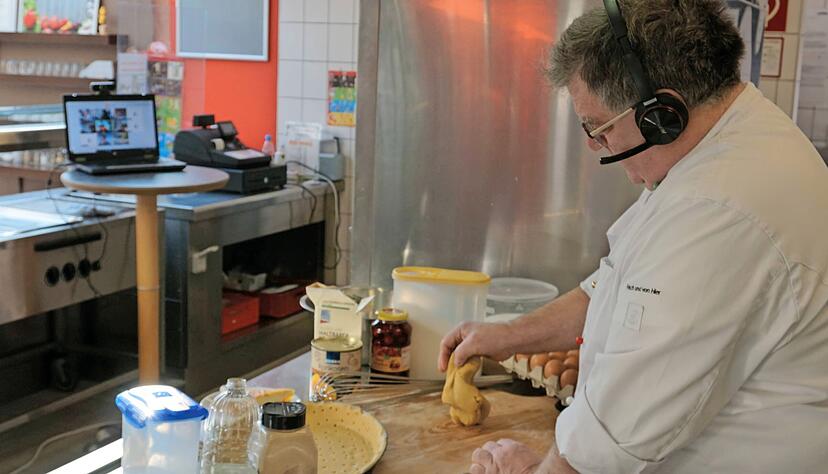 Konditormeister Jürgen Kircher zeigt den online zugeschalteten Teilnehmern, wie man einen ordentlichen Kuchenteig anrührt. Im Bildungspark Heilbronn-Franken geht man neue Wege, um Qualifizierungsmaßnahmen umzusetzen.
Foto: Bildungspark Konditormeister Jürgen Kircher zeigt den online zugeschalteten Teilnehmern, wie man einen ordentlichen Kuchenteig anrührt. Im Bildungspark Heilbronn-Franken geht man neue Wege, um Qualifizierungsmaßnahmen umzusetzen.
Foto: Bildungspark