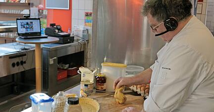 Konditormeister Jürgen Kircher zeigt den online zugeschalteten Teilnehmern, wie man einen ordentlichen Kuchenteig anrührt. Im Bildungspark Heilbronn-Franken geht man neue Wege, um Qualifizierungsmaßnahmen umzusetzen.
Foto: Bildungspark Konditormeister Jürgen Kircher zeigt den online zugeschalteten Teilnehmern, wie man einen ordentlichen Kuchenteig anrührt. Im Bildungspark Heilbronn-Franken geht man neue Wege, um Qualifizierungsmaßnahmen umzusetzen.
Foto: Bildungspark