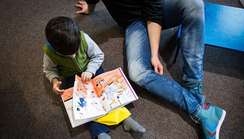 Um das Kind zum Lesen zu animieren, empfiehlt die Leseexpertin den Besuch in B&uuml;chereien. Dort soll sich das Kind selbst B&uuml;cher aussuchen. So lernen Eltern, was das Kind &uuml;berhaupt interessiert.