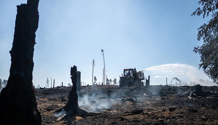 Neben Feuerwehr, Technischem Hilfswerk unterst&uuml;tzt etwa auch die Landesforstanstalt die L&ouml;scharbeiten: Ein &laquo;Firefighter&raquo;-Truck von Th&uuml;ringen Forst bringt mit gro&szlig;em L&ouml;schtank Wasser vor Ort.