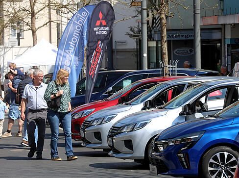 Die Messe "K&uuml;nmobil" in K&uuml;nzelsau lockt Besucher in die Innenstadt.
