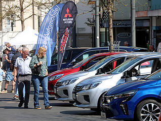 Die Messe "K&uuml;nmobil" in K&uuml;nzelsau lockt Besucher in die Innenstadt.