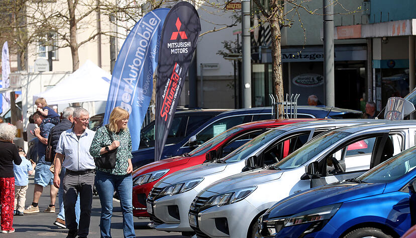 Die Messe "K&uuml;nmobil" in K&uuml;nzelsau lockt Besucher in die Innenstadt.