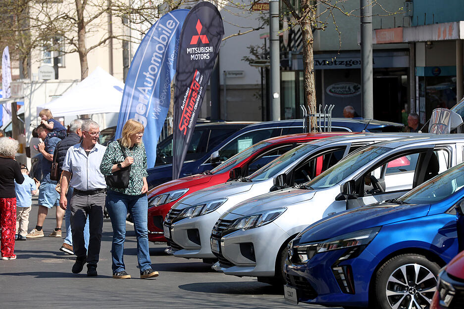 Die Messe "K&uuml;nmobil" in K&uuml;nzelsau lockt Besucher in die Innenstadt.