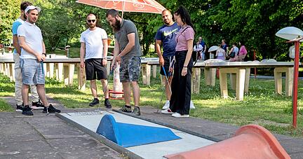 Hier wird im Sommer regelm&auml;&szlig;ig eingelocht: Der Minigolfpark in Bad Wimpfen. Seit &uuml;ber 40 Jahren ist der Park in Besitz des Ehepaars Neubig. 
Fotos: Andreas Veigel