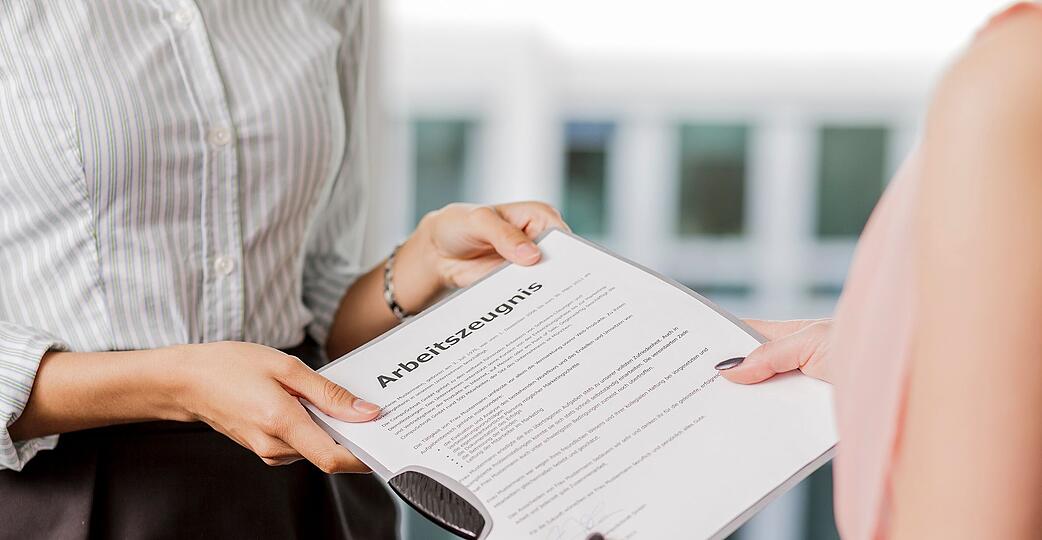Mit einem Arbeitszeugnis, in dem schlechter als "gut" bewertet wird, gestaltet sich die Jobsuche schwierig.