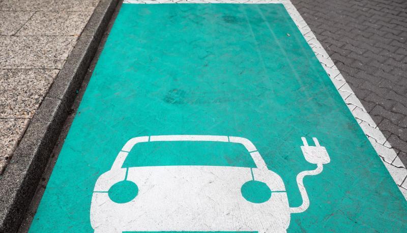 Ab dem Sommer 2023 müssen in Ladesäulen für E-Autos Kartenlesegeräte eingebaut sein.