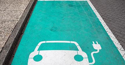 Ab dem Sommer 2023 müssen in Ladesäulen für E-Autos Kartenlesegeräte eingebaut sein.