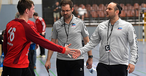 Sven Grathwohl (rechts, neben dem damaligen Interimstrainer Malte Willms und Torhüter Julian Buchele) wird sich nach seinem Rückzug aus der Sportlichen Leitung vorläufig erst einmal nicht mehr in der Stauwehrhalle blicken lassen.