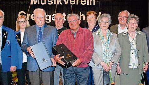 Der Vorsitzende des Musikvereins Gro&szlig;gartach, Dieter Weller (links), ehrte langj&auml;hrige Mitglieder und eine Nachwuchsmusikerin.Foto: Josef Staudinger