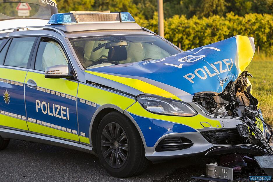 Schwerer Folgeunfall auf der B27 bei Kirchheim am Neckar. Gegen 19:13 ereignete sich auf der B27 ein Auffahrunfall. Die Feuerwehr sowie der Rettungsdienst wurden zu diesem Unfall hinzugezogen. Ein Streifenwagen der mit Sondersignal zu diesem Einsatz fuhr, krachte ca 200m vor der Unfallstelle frontal mit einem PKW auf der Gegenfahrbahn zusammen.
Nach ersten Informationen wurden 5 Personen verletzt.
Beim Auffahrunfall wurde einer Person ins Karnkenhaus eingeliefert, eine weitere verletzte Person musste nicht ins KH eingeliefert werden.
Beim Frontalzusammenstoß des Streifenwagens, wurden beide Beamten verletzt ins KH eingeliefert. 1 Person des unfallbeteiligten kam ebenfalls in die Klinik. / Kirchheim am Neckar, Baden-Württemberg, Germany, Europa Fotograf: 7aktuell.de/Schmalz Schwerer Folgeunfall auf der B27 bei Kirchheim am Neckar. Gegen 19:13 ereignete sich auf der B27 ein Auffahrunfall. Die Feuerwehr sowie der Rettungsdienst wurden zu diesem Unfall hinzugezogen. Ein Streifenwagen der mit Sondersignal zu diesem Einsatz fuhr, krachte ca 200m vor der Unfallstelle frontal mit einem PKW auf der Gegenfahrbahn zusammen.
Nach ersten Informationen wurden 5 Personen verletzt.
Beim Auffahrunfall wurde einer Person ins Karnkenhaus eingeliefert, eine weitere verletzte Person musste nicht ins KH eingeliefert werden.
Beim Frontalzusammenstoß des Streifenwagens, wurden beide Beamten verletzt ins KH eingeliefert. 1 Person des unfallbeteiligten kam ebenfalls in die Klinik. / Kirchheim am Neckar, Baden-Württemberg, Germany, Europa Fotograf: 7aktuell.de/Schmalz