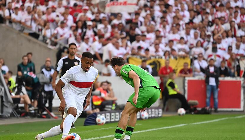 Lieferten sich ein umkämpftes Duell: Stuttgarts Leweling und Sander von Mönchengladbach.