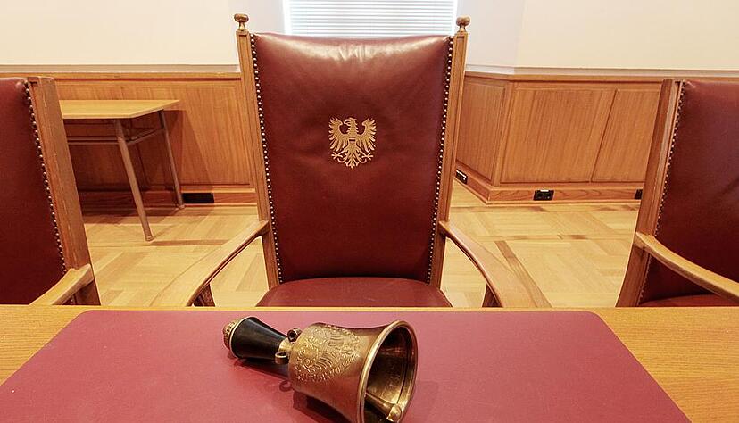 Chefsessel im Heilbronner Rathaus: Unterstellungen, der Heilbronner Ehrenbürger wolle sich "einen OB kaufen", weist Dieter Schwarz vehement von sich. Foto: Archiv/Sawatzki Chefsessel im Heilbronner Rathaus: Unterstellungen, der Heilbronner Ehrenbürger wolle sich "einen OB kaufen", weist Dieter Schwarz vehement von sich. Foto: Archiv/Sawatzki