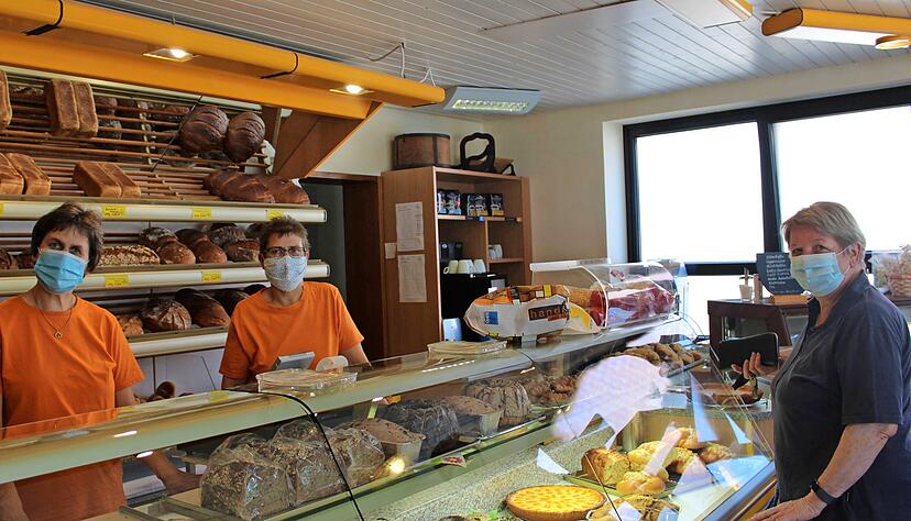 Profitieren auch von ihrer Lage an der Hauptstra&szlig;e in Adolzfurt: Monika Spindler mit Sylvia Funke und Stammkundin Karin M&ouml;ller (von links). 
Foto: Stefanie Jani