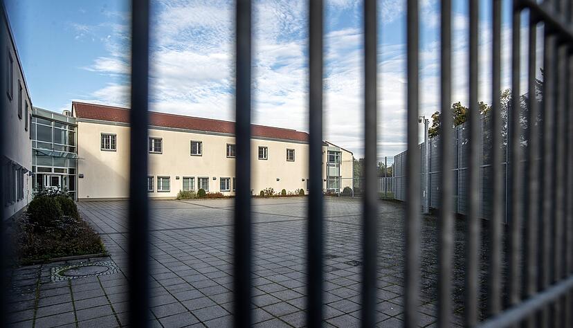 Weil er im November unter anderem Heilbronner Richtern mit den Tod gedroht hat, ist ein 42 Jahre alter Mann vorerst im Klinikum am Weissenhof untergebracht worden. Weil er im November unter anderem Heilbronner Richtern mit den Tod gedroht hat, ist ein 42 Jahre alter Mann vorerst im Klinikum am Weissenhof untergebracht worden.