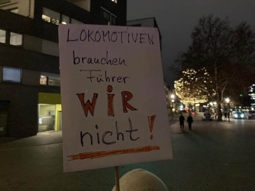 Der Platz am Bollwerksturm wird zum zentralen Ort für Gedenken und entschlossenen Widerspruch gegen rechte Vereinnahmung.