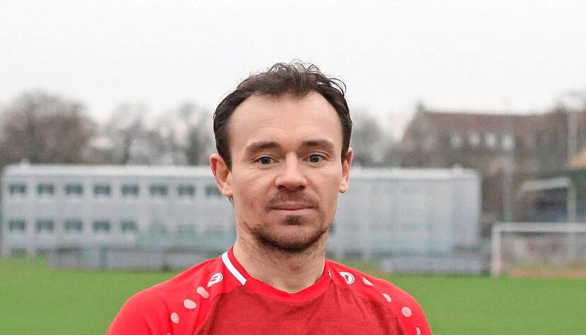 Ob sich der Öhringer Trainer Viktor Deibert wie in einigen Testspielen das Trikot überziehen muss, bleibt abzuwarten. Geplant ist es eigentlich nicht.
Foto: Marc Schmerbeck Ob sich der Öhringer Trainer Viktor Deibert wie in einigen Testspielen das Trikot überziehen muss, bleibt abzuwarten. Geplant ist es eigentlich nicht.
Foto: Marc Schmerbeck