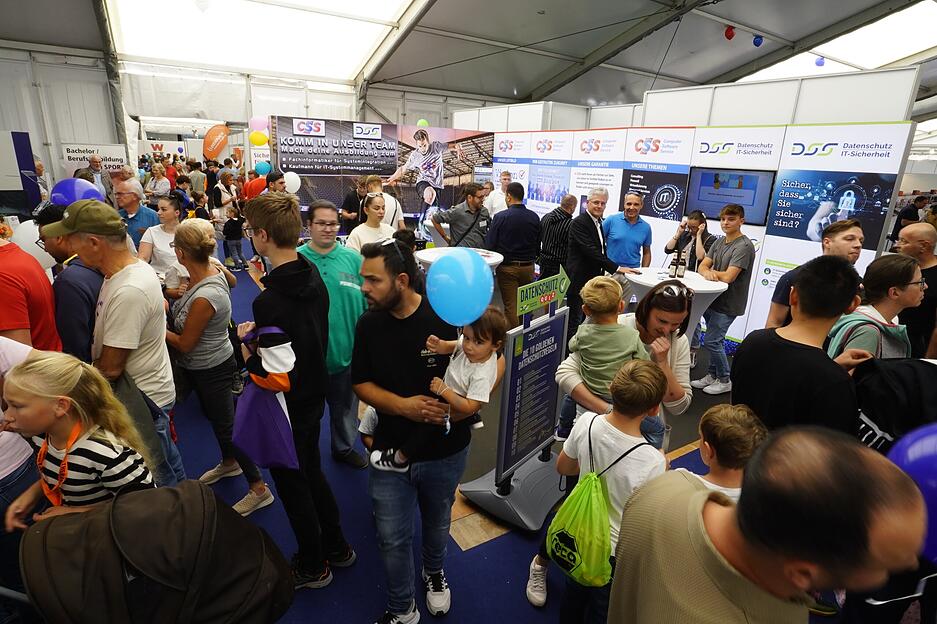 An den Ständen gab es Informationen und Tüten mit Sinnvollem Witzigem oder Brauchbarem. An den Ständen gab es Informationen und Tüten mit Sinnvollem Witzigem oder Brauchbarem.