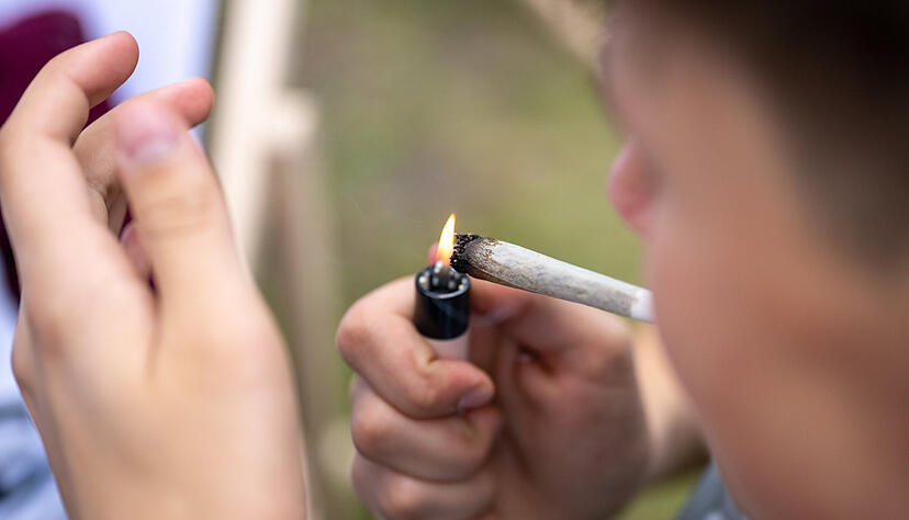 Ein Joint in der Öffentlichkeit zu rauchen: Das ist seit April möglich. Es gibt aber Einschränkungen, in der Nähe von Schulen und Kindergärten bleibt es verboten. Ein Joint in der Öffentlichkeit zu rauchen: Das ist seit April möglich. Es gibt aber Einschränkungen, in der Nähe von Schulen und Kindergärten bleibt es verboten.