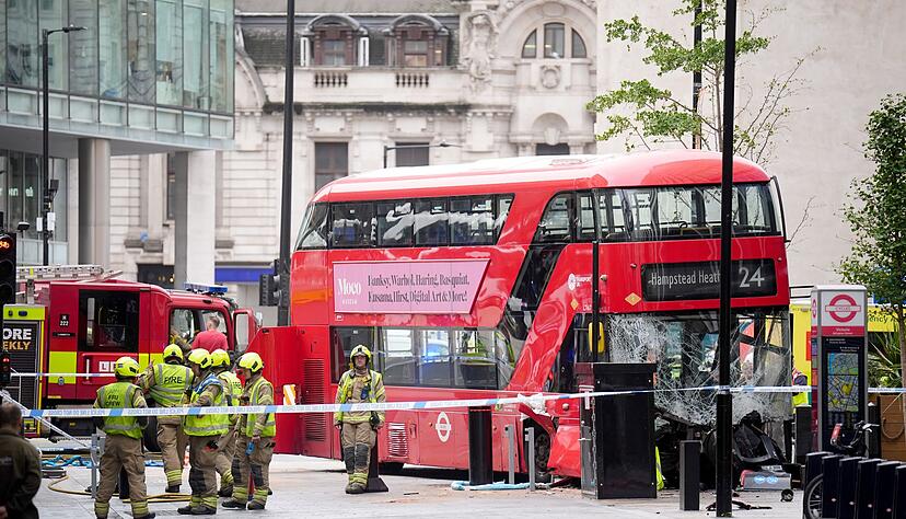 Mehrere Menschen wurden verletzt, als der Bus nahe dem Bahnhof Victoria Station von der Straße abkam. Mehrere Menschen wurden verletzt, als der Bus nahe dem Bahnhof Victoria Station von der Straße abkam.