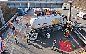 Nach dem Unfall m&uuml;ssen zun&auml;chst Autos und Lastwagen geborgen werden. Anschlie&szlig;end wir die besch&auml;digte Schilderbr&uuml;cke abgebaut. Foto: www.7aktuell.de/Kevin Lermer