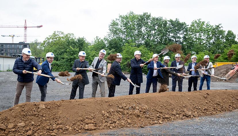 Voller Tatkraft bei der Sache: Bauherrn, Planer und Kommunalpolitiker gestern beim Spatenstich f&uuml;r den hip-Turm im Heilbronner Innovationspark.