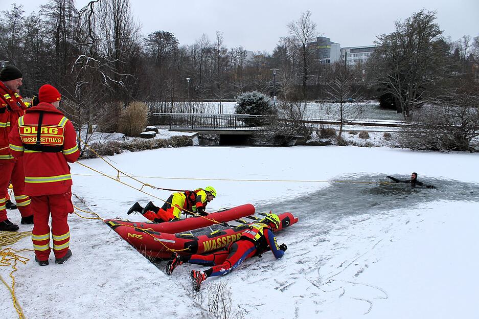 Eis und Schnee bedecken den Kurparksee in Bad Rappenau. Verh&auml;ltnisse wie diese k&ouml;nnen allerdings gef&auml;hrlich werden.