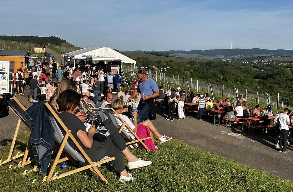 Beste Stimmung und herrliche Aussicht bei Querfeldwein am Erlenbacher Kayberg.