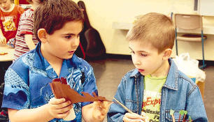 Die Aufgaben zum Hundertwasser-Projekt der Talheimer Erstklässler sind vielseitig und beziehen mehrere Fächer mit ein.Foto: Stefanie Pfäffle Die Aufgaben zum Hundertwasser-Projekt der Talheimer Erstklässler sind vielseitig und beziehen mehrere Fächer mit ein.Foto: Stefanie Pfäffle