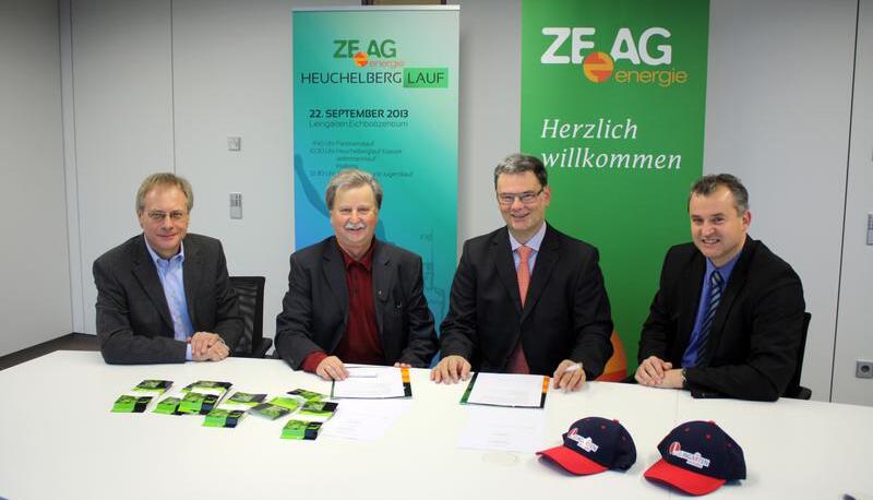 v.l.: Wolfgang Werner, Richard Siemiatkowski-Werner (Heuchelberglaufteam), Zeag-Vorstand Eckard Veil, Bürgermeister Ralf Steinbrenner.
Foto: privat