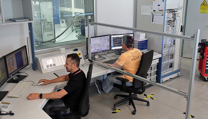 Die Motorenpr&uuml;fst&auml;nde laufen noch. Wo Mitarbeiter wie hier eng zusammenarbeiten m&uuml;ssen, kommen beispielsweise Trennw&auml;nde zum Einsatz.
Foto: Christian Gleichauf