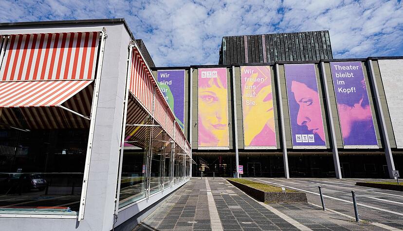 Transparente hängen an der Fassade des Nationaltheaters Mannheim. Transparente hängen an der Fassade des Nationaltheaters Mannheim.