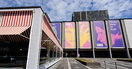 Transparente h&auml;ngen an der Fassade des Nationaltheaters Mannheim.