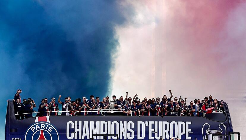 Die Spieler von Paris Saint-Germain feiern in einem Bus auf der Avenue des Champs-Elysees einen Tag nachdem PSG das Endspiel der Champions League 2025 gegen Inter Mailand gewonnen hat.