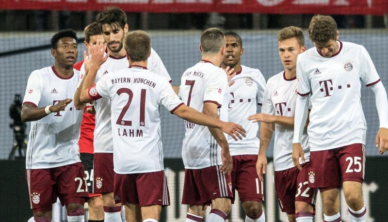 Die Bayern-Spieler feiern das 2:1 von Javier Martinez. Foto: Federico Gambarini