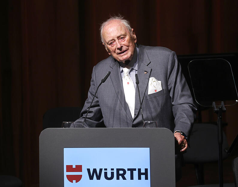 Der Geehrte selbst ist nach all den freundlichen Worten und der „Jahrhundertrede“ des Bundeskanzlers „etwas aus der Fassung“, wie Reinhold Würth auf der Bühne einräumt.