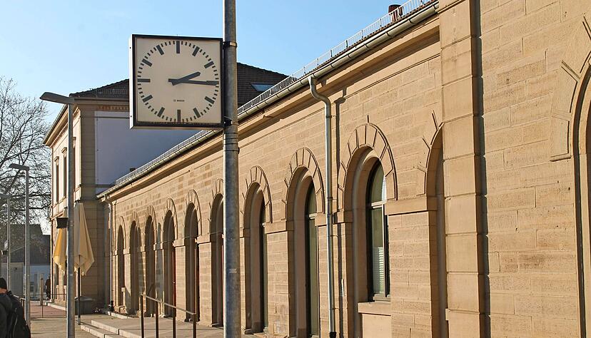 Es kann nur eine geben: Seit 1892 gilt die "Eisenbahnzeit". Vorher tickten in den Dienststuben des Eppinger Bahnhofs zwei Uhren. Foto: Alexander Hettich