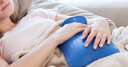 Spanierinnen könnten bei Unterleibsschmerzen künftig womöglich arbeitsfrei bekommen.