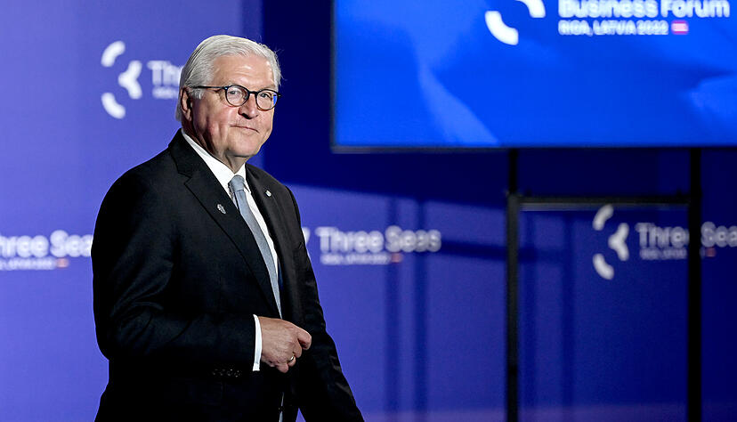 Lettland, Riga: Bundespr&auml;sident Frank-Walter Steinmeier kommt zu einem Familienfoto der Drei-Meere-Initiative am Rande des Gipfeltreffens. Die Initiative ist ein Zusammenschluss von zw&ouml;lf EU-Mitgliedstaaten zwischen Adria, Ostsee und Schwarzem Meer.