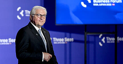 Lettland, Riga: Bundespr&auml;sident Frank-Walter Steinmeier kommt zu einem Familienfoto der Drei-Meere-Initiative am Rande des Gipfeltreffens. Die Initiative ist ein Zusammenschluss von zw&ouml;lf EU-Mitgliedstaaten zwischen Adria, Ostsee und Schwarzem Meer.