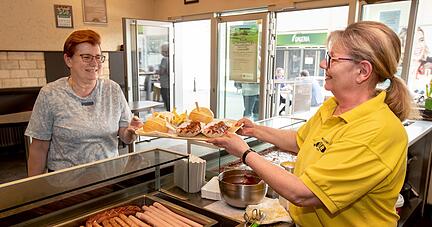 Auch wenn die Preise gestiegen sind: In der Heilbronner Wurstbraterei Silzer ist die Nachfrage nach wie vor hoch.
Foto: Andreas Veigel