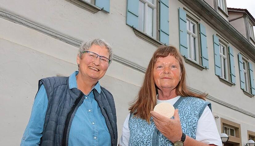Sabine Weiland (links) organisiert die Veranstaltung, Gabriele Wohnsiedler ist seit jeher dabei. Sie verkauft Springerle mit Wiesen-Wander-Motiven.
Foto: Götz Greiner Sabine Weiland (links) organisiert die Veranstaltung, Gabriele Wohnsiedler ist seit jeher dabei. Sie verkauft Springerle mit Wiesen-Wander-Motiven.
Foto: Götz Greiner