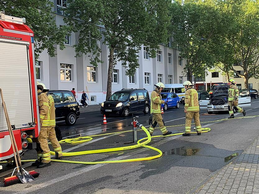 Feuerwehrleute r&uuml;ckten aus und trafen in der Urbanstra&szlig;e in Heilbronn einen rauchenden Fiat an.