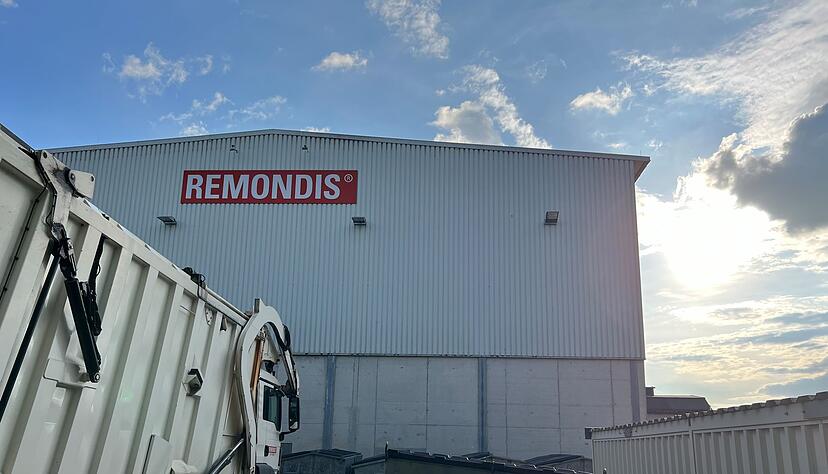 Müllfahrzeug und Container vor einer Remondis-Halle - das Abfallunternehmen ist in vielen Regionen Deutschlands sehr präsent.
