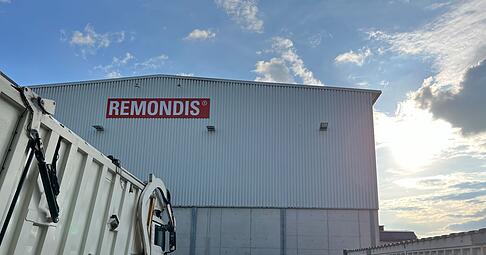 Müllfahrzeug und Container vor einer Remondis-Halle - das Abfallunternehmen ist in vielen Regionen Deutschlands sehr präsent. Müllfahrzeug und Container vor einer Remondis-Halle - das Abfallunternehmen ist in vielen Regionen Deutschlands sehr präsent.