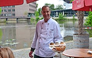 Weinvilla-Gastronom J&uuml;rgen Sawall serviert zum Wein nur Kleinigkeiten und hofft, dass auch die Kollegen im Umfeld vom neuen Angebot profitieren.